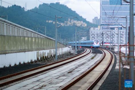 貴陽到南寧火車多久之火車旅行與現代交通方式之比較